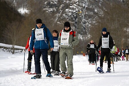 i partecipanti proseguono la ciaspolata (camminata con le ciaspole) sulla neve
